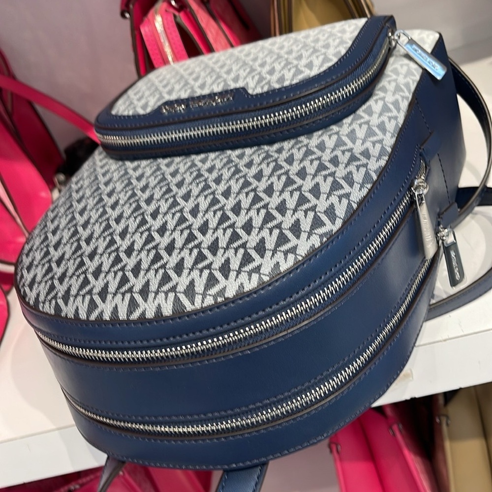 Michael Kors Jaycee Medium Ombré Signature Logo Backpack
Navy
NWT - Picture 10 of 13